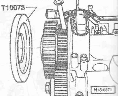 Поставете заключващите щифтове «T10074» в отворите за калибриране в корпуса на лагера на…