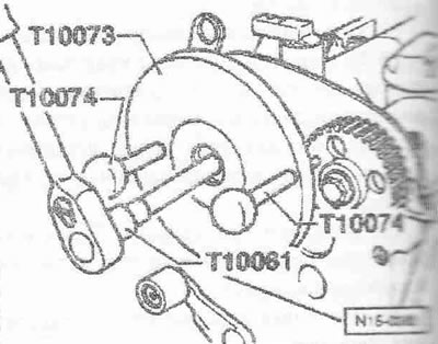 Отстранете заключващия щифт «T10074» и отстранете монтажната плоча «T10073».