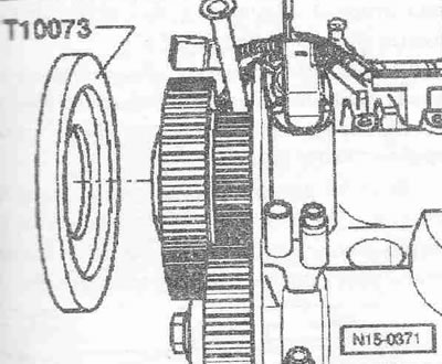 Отново закрепете зъбното колело на всмукателния разпределителен вал с регулатора на синхронизацията…