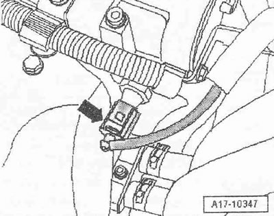 Odpojte konektor «šípka» snímača tlaku oleja «F1». Odskrutkujte snímač tlaku oleja.