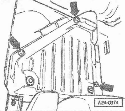 Повдигнете килима в пространството за крака от страната на водача и отстранете тапицерията…