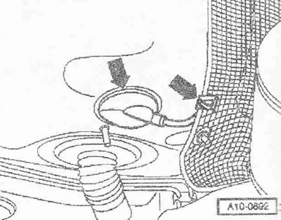 Отстранете проводника за сензора за NOx «G295» от гумения накрайник «стрелка наляво» и го…