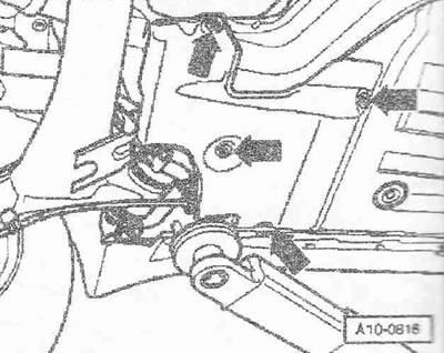 Развийте болтовете «стрелка» и отстранете топлинния щит отзад.