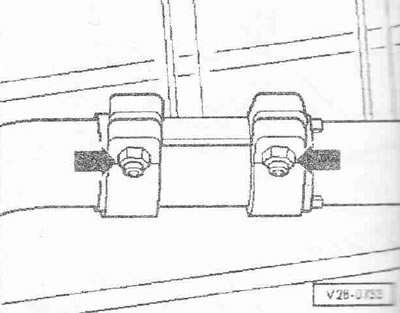 Разхлабете резбовите връзки «стрелки» за затягащата втулка.