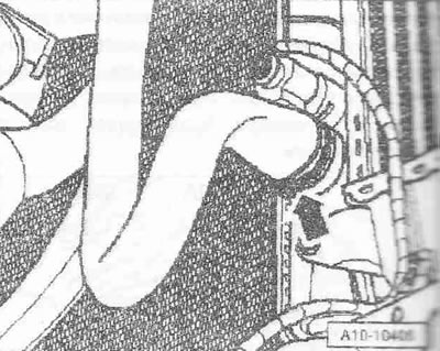 Odskrutkujte spodný bolt «dolnú šípku» chladiacej kvapaliny, pripojenie rúry.