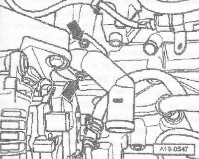 Vyberte mierku oleja z vodiacej trubice. Osvieťte vodiacu trubicu «1» mierky oleja. Odstráňte…