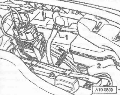 Odskrutkujte hornú skrutku -horná šípka- spojovacej rúrky chladiacej kvapaliny. Otočte termostatom…