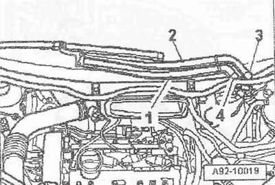 Изключете тръбата за течност за миене на предното стъкло «3». Изключете щепселните съединители «4»…