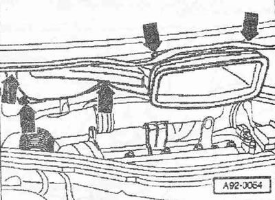 Изключете щепселния конектор «2» на разходомера за въздух «G70». Изключете вакуумния маркуч «1».…