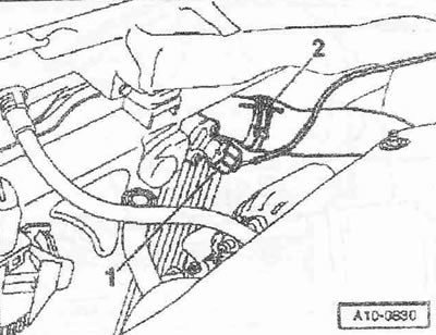 Изключете вакуумния маркуч «1» от механичния EGR клапан 0G. Отстранете вакуумния маркуч «2» от…