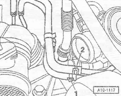 Развийте болтовете «стрелка» и извадете въздуховода от турбокомпресора.