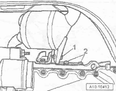 Разхлабете гайките на резбовата връзка «стрелка» на предкатализатора с турбокомпресора.