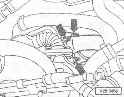 Затегнете маркучите на охлаждащата течност, водещи към EGR радиатора, като използвате скоби за…