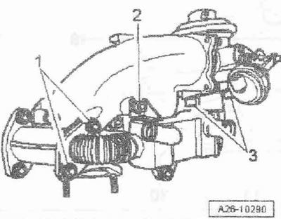 Развийте болтовете «стрелка» и свалете всмукателния колектор.