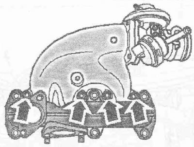 Отстранете въздушния маркуч «1» от турбокомпресора. Развийте тръбопровода за масло под налягане «2»…