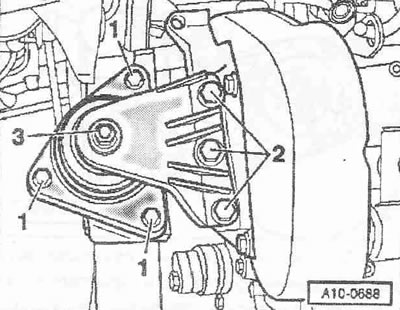 Развийте болтовете «1 и 2» и отстранете скобата с стойката на двигателя.