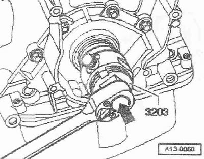 Namažte závitovú hlavu sťahováka manžety olejom, nainštalujte ju a silným stlačením naskrutkujte…