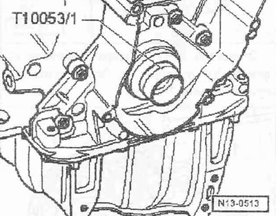 Stlačte manžetu centrálnou skrutkou ozubeného remeňa a prítlačné puzdro z «T10053» zarovnané.