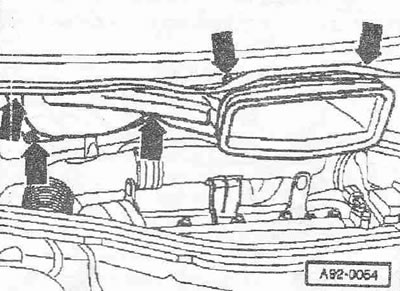 Odstráňte hadicu vzduchového potrubia «1» zo sacieho potrubia, aby ste to urobili, uvoľnite svorky…