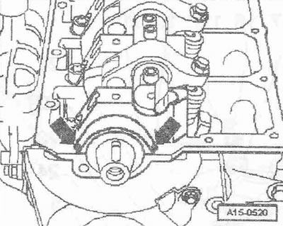 Namažte spojovacie oblasti na kryte zadného ložiska a hlave valca «šípky» jednou kvapkou tesniacej…