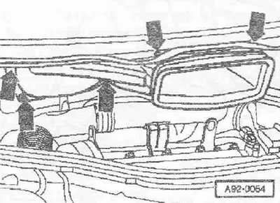Отстранете маркуча на въздуховода «1» от смукателната тръба, за да направите това, освободете…