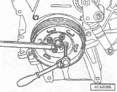 Развийте централната и долната част на предпазния капак на колана «стрелки».