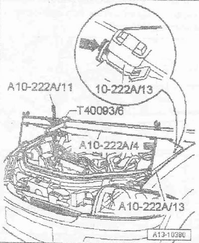 Отстранете капака на стойката на двигателя, като развиете болтовете «1 и 2».