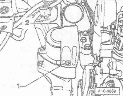 Развийте болтовете «1 и 3» и отстранете скобата с опората на двигателя «2».