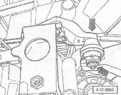 Развийте болтовете «1 и 2» и отстранете скобата с стойката на двигателя.