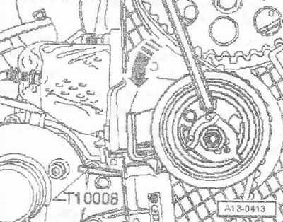 Развийте болтовете «стрелка» и свалете обтегача на зъбния ремък. Свалете ангренажния ремък.