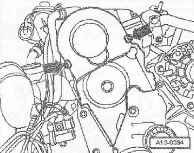 Разхлабете амортисьора на усукващи вибрации, като държите коляновия вал с гаечен ключ за централния…