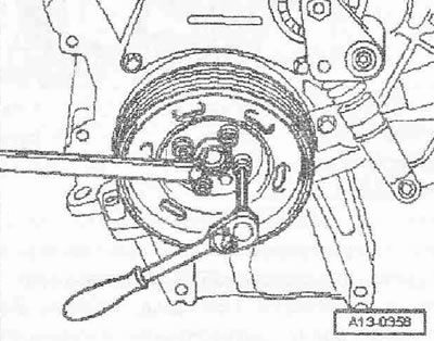 Развийте централната и долната част на предпазния капак на колана «стрелки».