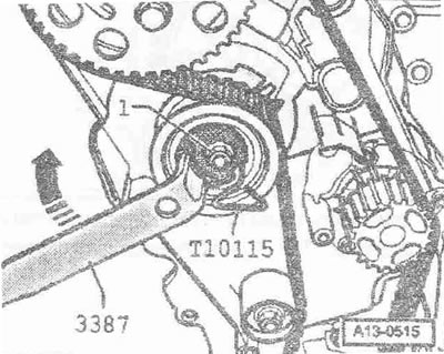 Проверете правилното прилягане на опъващата ролка в задната част на защитния капак на «бодовия»…