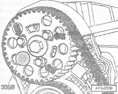 Завъртете коляновия вал по посока на въртене на двигателя, така че да може да се фиксира със…