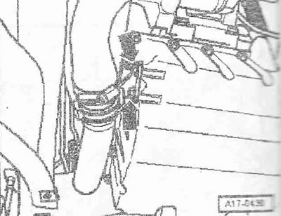 Na olejovej vani odskrutkujte skrutku «2» armatúry vodiacej trubice mierky oleja. poz. «2» neberú…