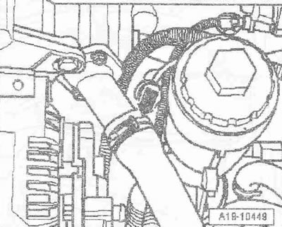 Odstráňte prívodnú hadicu chladiacej kvapaliny motora «šípka» z prednej spojovacej armatúry.