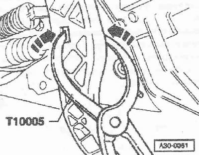 Stlačte upevnenie «šípky» a odpojte spojkový pedál od hlavného valca.