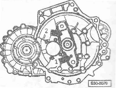 Отстранете пружината «стрелка 1». Свалете лоста за освобождаване на съединителя «стрелка 2» и…