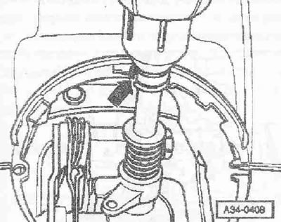 Uvoľnite upevňovacie skrutky «šípky» krytu mechanizmu radenia.