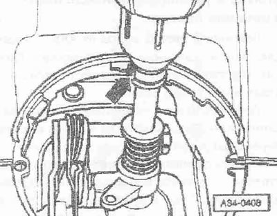 Uvoľnite upevňovacie skrutky «šípky» krytu mechanizmu radenia.