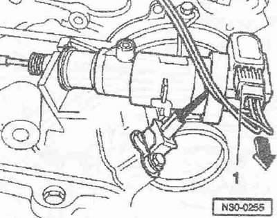 Drôtenú sponu zaveste na miesto označené «šípkou» a vyberte pracovný valec spojky z dorazu «A».…