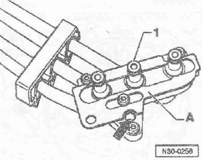 Vložte potrubie a hadicové vedenie «1» do stredového otvoru na montážnej doske. Ak chcete zafixovať…