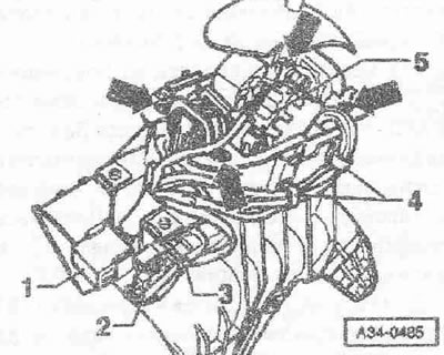 Адвёрткай зняць стопарныя шайбы «1». Выняць абедзве апорныя ўтулкі «2» селектары АКП з апорнай…