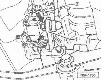 Uvoľnite maticu «šípky» cca. 2 otáčky, aby sa zabezpečil voľný pohyb guľovej hlavy palca radenia…