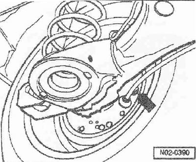 Skontrolujte hrúbku brzdových doštičiek cez kontrolný otvor v brzdovom štíte «šípka» (pomocou…