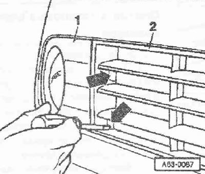 С помощта на отвертка отключете ключалките «стрелка» на наслагването. Първо отстранете тапицерията…