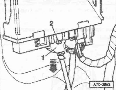 Натиснете заключващия ключ «2» и издърпайте щепселната връзка «1» в посоката, посочена от стрелката.