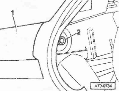 Развийте болта «2». Натиснете средата на парапета «1» и отстранете парапета «1».