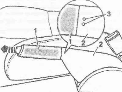 Дръпнете лоста на ръчната спирачка. С помощта на щифт в един от двата отвора «3» разхлабете…
