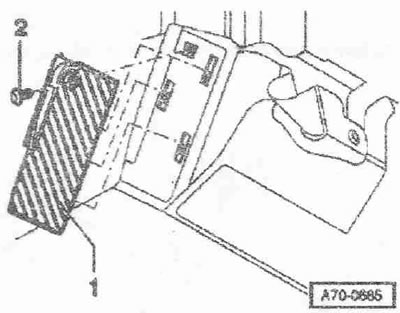 Отстранете облицовката от долната част на колоната «A». Развийте винта «2». Натиснете поставката за…